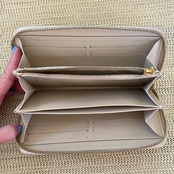 LOUIS VUITTON VERNIS Yellow Zippy Wallet - Picture 4 of 10